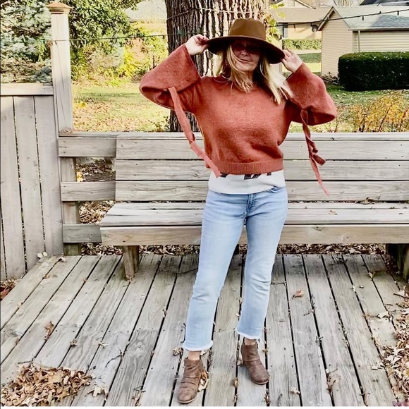 WELCOME TO MY POSH CLOSET💋 Show me yours too! - Picture 6 of 8